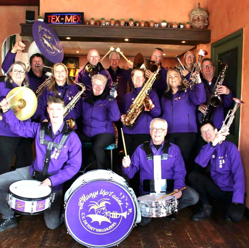 🎺 Dweilkapel Mangs löpt aans uit Borne zorgt voor muziek, sfeer en gezelligheid! 🎶